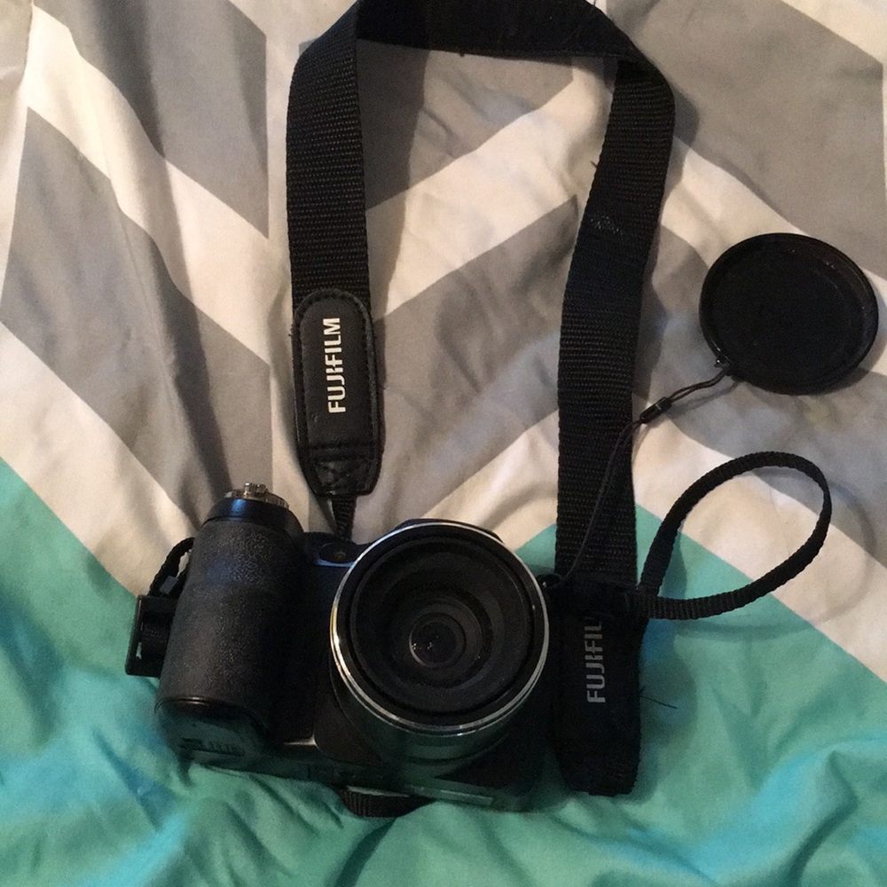 Fujifilm FinePix S1800 Camera